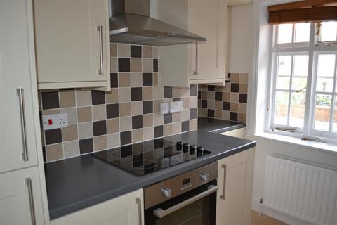 2 bedroom apartment to rent, West Street, Surrey GU9