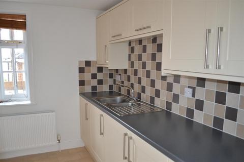 2 bedroom apartment to rent, West Street, Surrey GU9