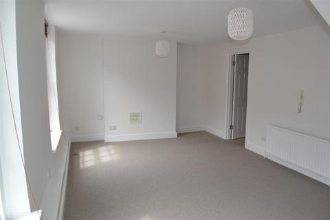 2 bedroom apartment to rent, West Street, Surrey GU9