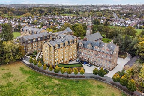 3 bedroom flat for sale, Holborn Close, Mill Hill