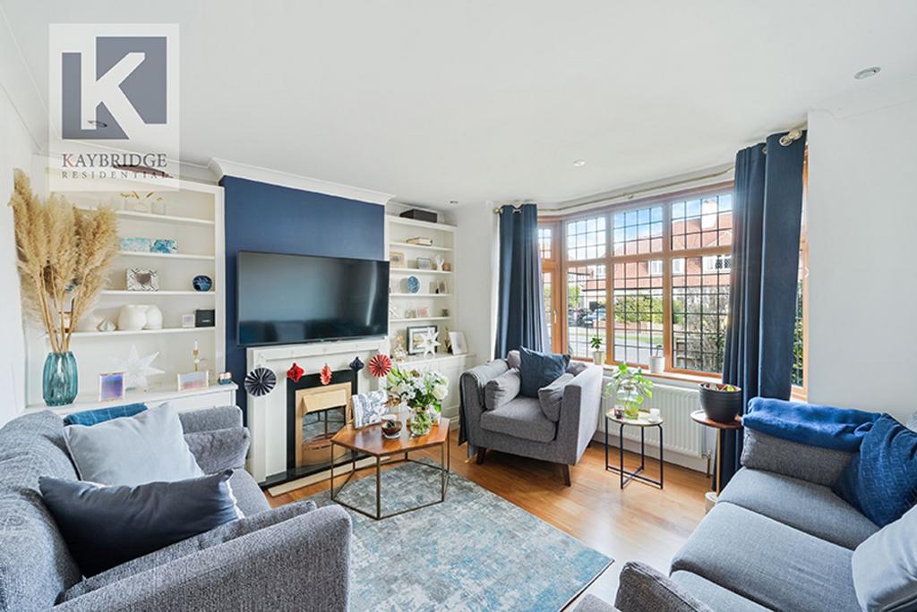 Briarwood Road, KT17 2 LX