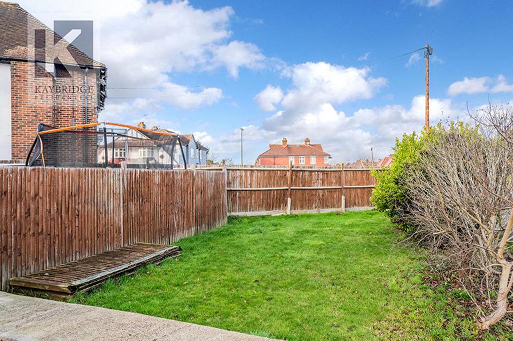 Briarwood Road, KT17 2 LX