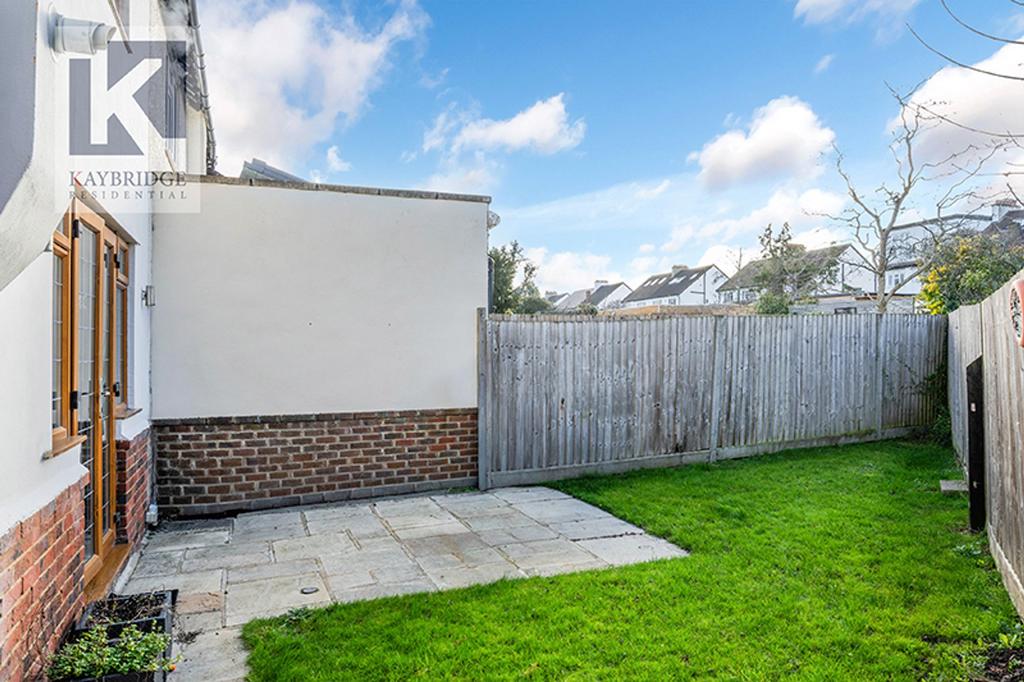 Briarwood Road, KT17 2 LX