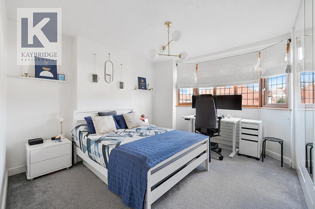 Briarwood Road, KT17 2 LX