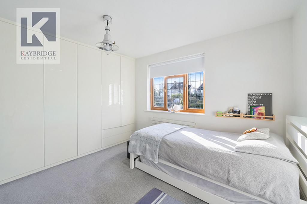 Briarwood Road, KT17 2 LX