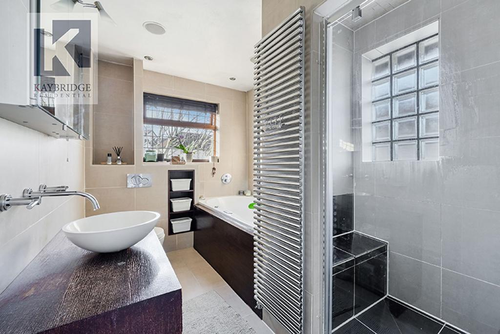 Briarwood Road, KT17 2 LX