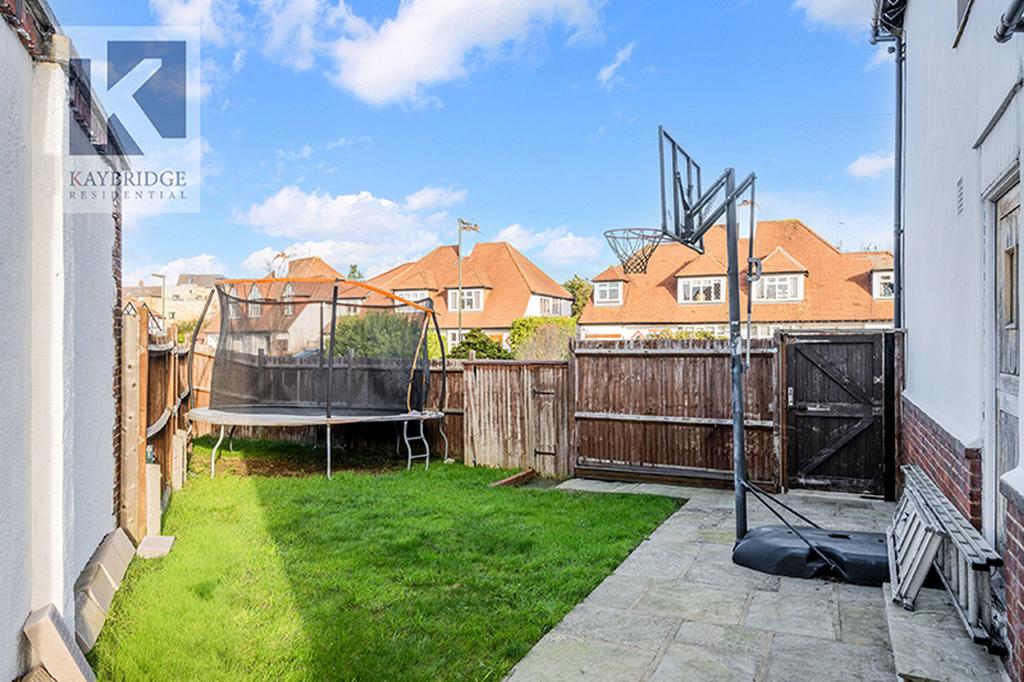 Briarwood Road, KT17 2 LX