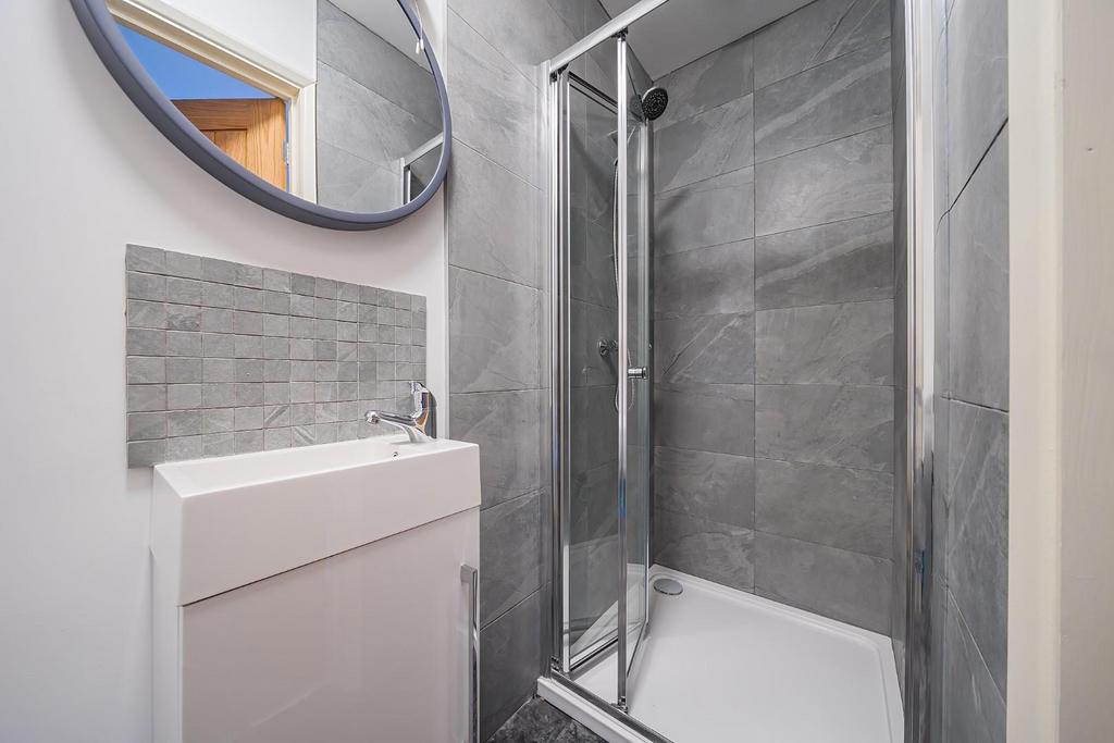 Ground floor ensuite.jpg