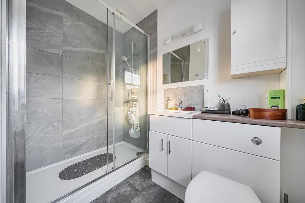 Bed 1 ensuite.jpg