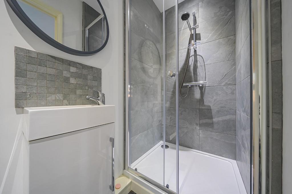 Bed 2 ensuite.jpg