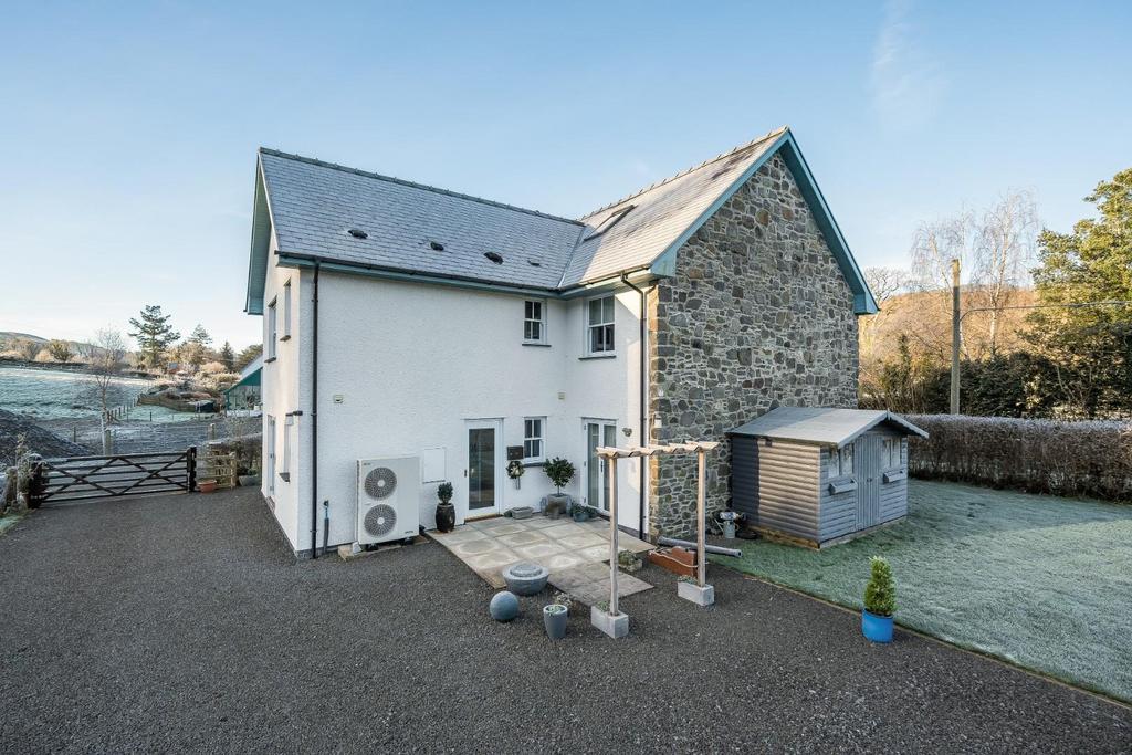 Rear patio and gravelled area.jpg