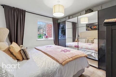 2 bedroom flat for sale, Elgar Avenue, London