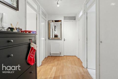 2 bedroom flat for sale, Elgar Avenue, London