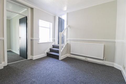 2 bedroom apartment to rent, Avondale Road North, Southport PR9
