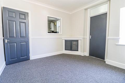 2 bedroom apartment to rent, Avondale Road North, Southport PR9