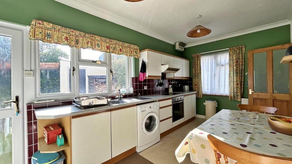 Kitchen 2.jpg