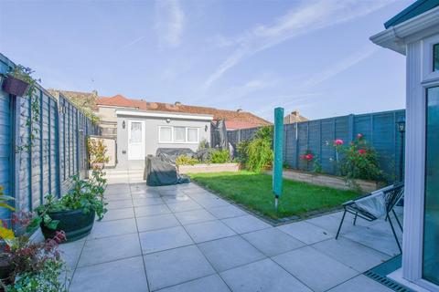 3 bedroom terraced house to rent, Kings Road, London Colney, AL2
