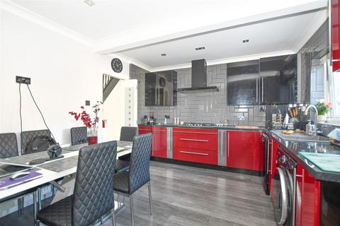 3 bedroom terraced house to rent, Kings Road, London Colney, AL2