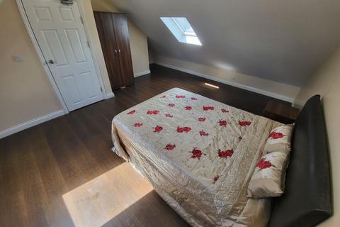 1 bedroom in a house share to rent, 265 Stockingstone Road, Luton LU2