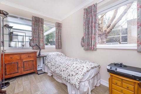 2 bedroom flat to rent, Parkleys, Richmond TW10