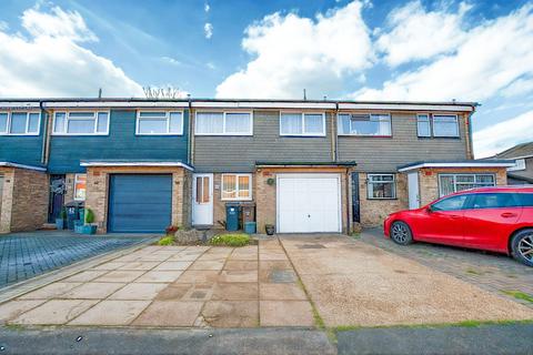 3 bedroom terraced house to rent, Chantry Lane, London Colney, AL2