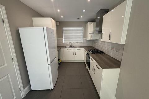 3 bedroom semi-detached house to rent, John Brooks Avenue, Smethwick