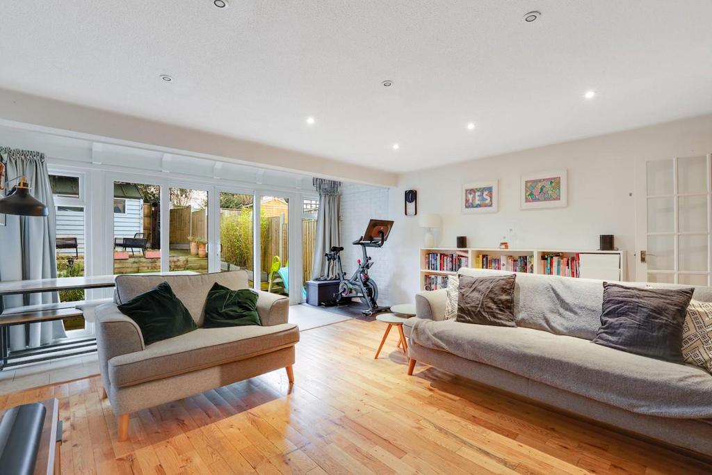 12-09e5 JHPropworld - 6 Colvin Close - 1-medium.jpg