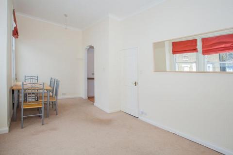 2 bedroom flat to rent, Frithville Gardens, Shepherds Bush, London, W12