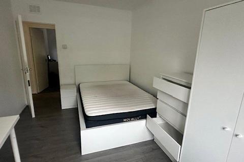 3 bedroom apartment to rent, Tildesley Road, London, SW15
