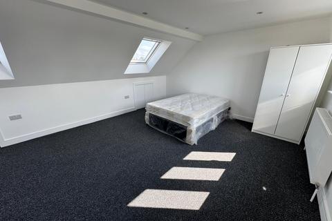 1 bedroom semi-detached house to rent, The Fairway, Ruislip, HA4