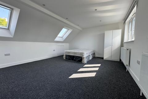 1 bedroom semi-detached house to rent, The Fairway, Ruislip, HA4