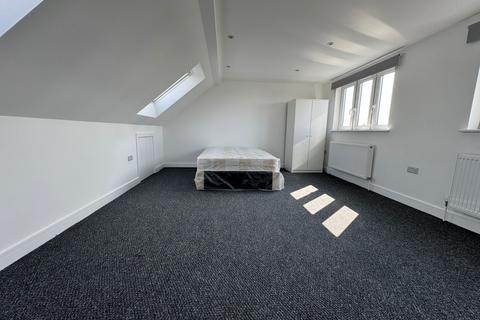 1 bedroom semi-detached house to rent, The Fairway, Ruislip, HA4