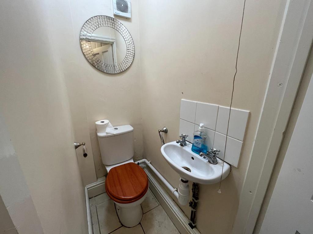 Downstairs toilet 1.jpeg
