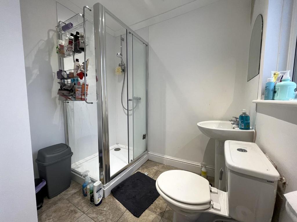 Second bathroom 2.jpeg