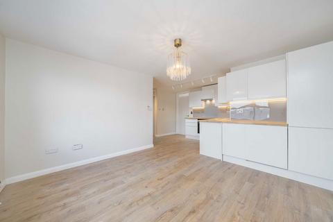 2 bedroom flat to rent, Station Road, Hampton TW12