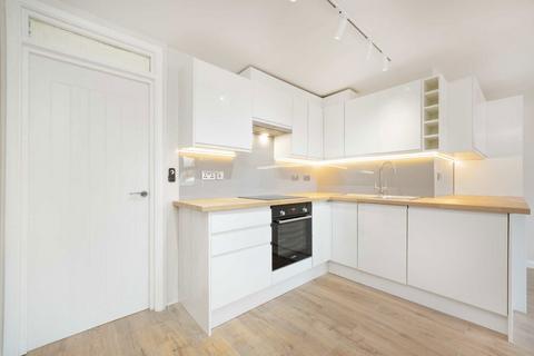 2 bedroom flat to rent, Station Road, Hampton TW12