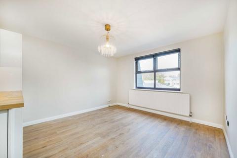 2 bedroom flat to rent, Station Road, Hampton TW12