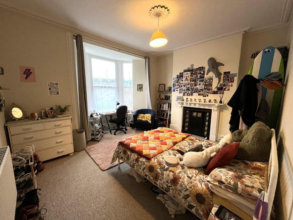 Bedroom 1.JPG