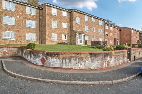 2 bedroom flat to rent, Montana Close, South Croydon CR2