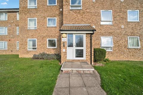 2 bedroom flat to rent, Montana Close, South Croydon CR2