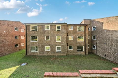 2 bedroom flat to rent, Montana Close, South Croydon CR2