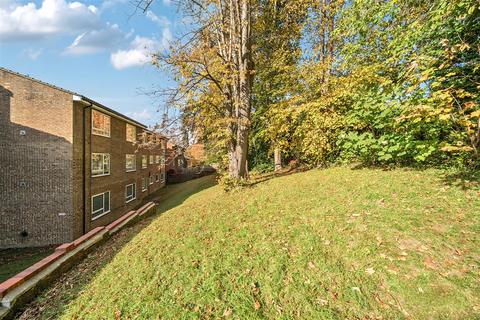 2 bedroom flat to rent, Montana Close, South Croydon CR2