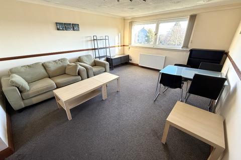 3 bedroom flat to rent, Calder Court, Edinburgh, EH11