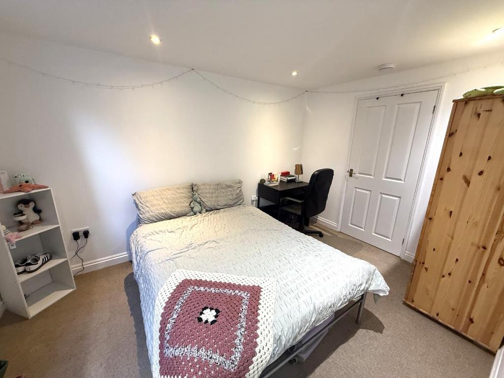 Bedroom 1 (2)