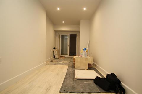 2 bedroom apartment to rent, Roman Road, London