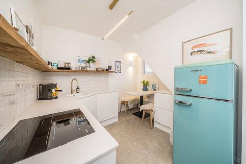 2 bedroom flat for sale, Avondale Road, London SW14