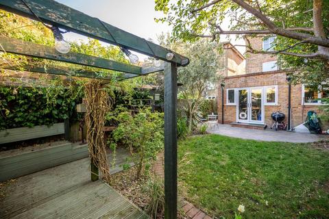 3 bedroom flat to rent, Barry Road, Dulwich, London, SE22