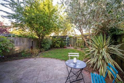 3 bedroom flat to rent, Barry Road, Dulwich, London, SE22