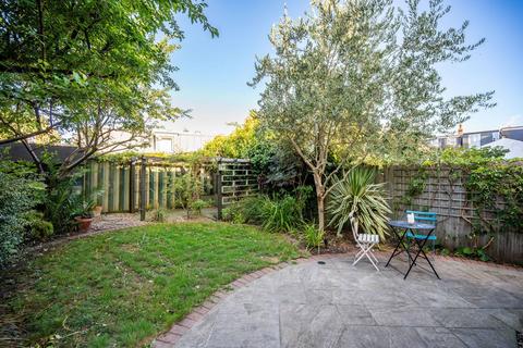 3 bedroom flat to rent, Barry Road, Dulwich, London, SE22