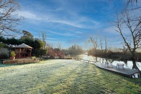 4 bedroom detached house for sale, Hall Close, Bedford